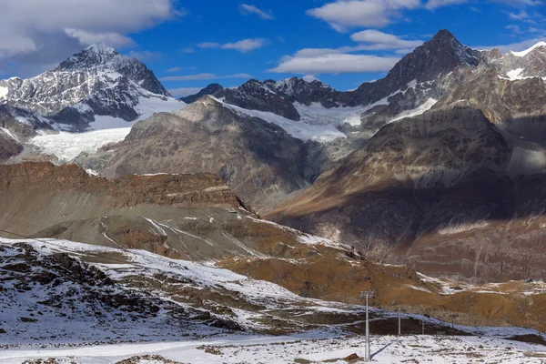 Fantastiska vinter vy i schweiziska Alperna, kantonen Valais — Stockfoto