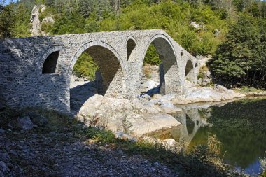 The Devil's Bridge Arda Nehri ve Rodop dağ, Kırcaali bölgesi şaşırtıcı yansıması
