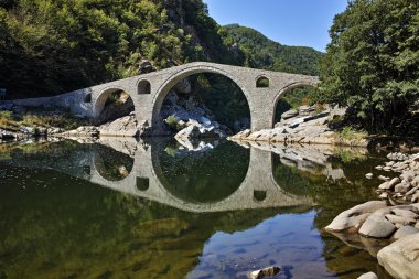 The Devil's yansıması Köprüsü ve Rodop dağ Arda Nehri, Kırcaali bölgesi içinde