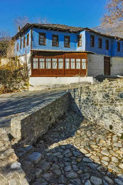 Старый дом и Каменный мост в Фаштени возле Кавалы, Восточной Мацедонии и Фракии — стоковое фото