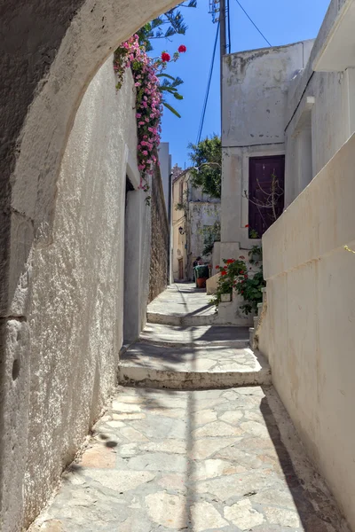 Liten gata på fästningen i Chora town, Naxos Island, Kykladerna — Stockfoto