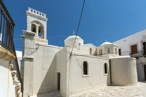 Igreja Católica Branca na fortaleza na cidade de Chora, ilha de Naxos, Cíclades — Fotografia de Stock