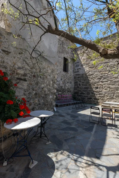 乔拉斯镇，纳克索斯岛 Cyclades 的堡垒和红色花朵城堡的墙壁 — 图库照片