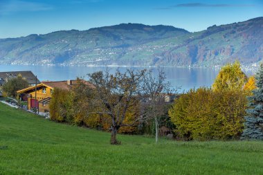 Lake Thun ve tipik İsviçre köy kasaba Interlaken yakınındaki