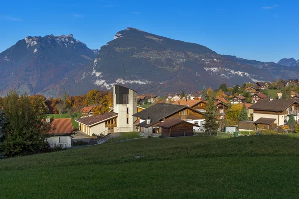 Zielone łąki i typowa Szwajcaria wieś w pobliżu miejscowości Interlaken, w kantonie Berno — Zdjęcie stockowe