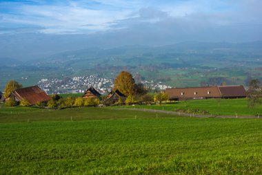 Dört kanton Gölü, çevre Dağı Rigi, Alpler üzerinde yeşil çayırlar