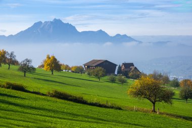 Şaşırtıcı peyzaj Mount Pilatus ve Dört kanton Gölü kurbağa, Alpler ile kaplı
