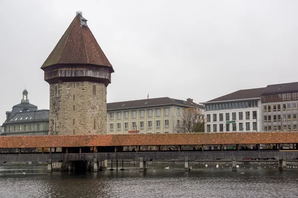 Vue imprenable sur le pont de la chapelle au-dessus de la rivière Reuss, Lucerne — Photo