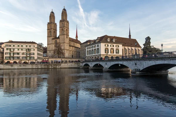 Vista panorámica alrededor de la iglesia de Grossmunster, ciudad de Zurich — Foto de Stock