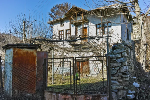 Een typisch huis met een wijngaard in de werf in het dorp van Rozhen, Blagoevgrad regio — Stockfoto