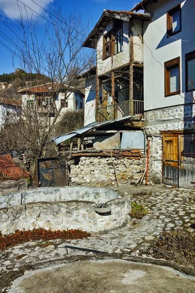 Casa típica na aldeia de Rozhen, região de Blagoevgrad — Fotografia de Stock