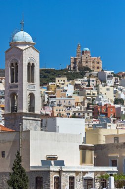 Gruuthuse Müzesi Ermopoli şehir, Syros, Yunanistan'ın Kilisesi ile Panorama