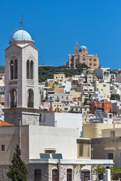Panorama con campanario de iglesias en la ciudad de Ermopoli, Syros, Grecia — Foto de Stock