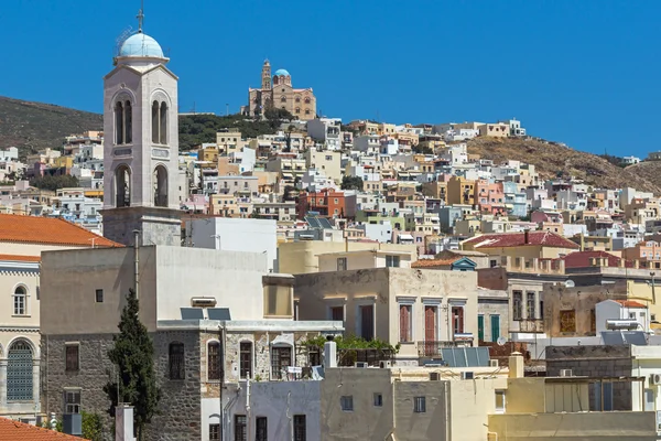 Vista panoramica con campanile delle Chiese nel comune di Ermopoli, Syros, Grecia — Foto Stock
