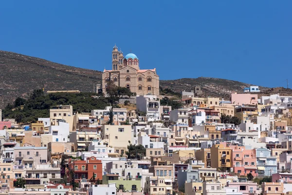 Chiesa ortodossa di Anastaseos e panorama a Ermopoli, Syros, Grecia — Foto Stock