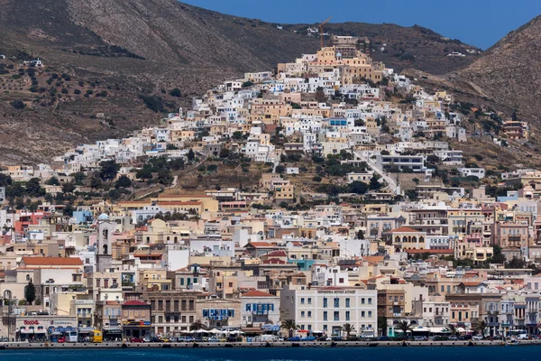 Saint George rooms-katholieke kathedraal en panorama aan Ermopoli stad van Ermopoli, Syros, Griekenland — Stockfoto