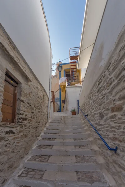 Małe domy ulica i biały w stare miasto Ermopoli, Syros, Wyspy Cyklady, Grecja — Zdjęcie stockowe