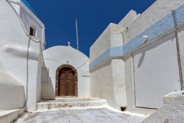 Ev ve küçük kilise, kale, Pyrgos Kallistis, Santorini Island, Yunanistan