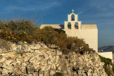 Küçük kilise çan kulesinde Firostefani kasaba, Santorini Adası, Thira, Kiklad Adaları, Yunanistan
