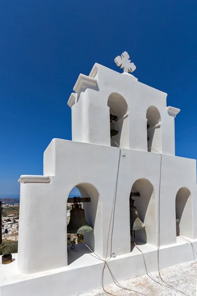 Campanario blanco en Pyrgos Kallistis, Isla de Santorini, Thira, Cícladas — Foto de Stock