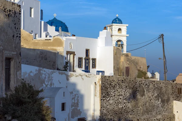 Vita huset och kyrkor i staden av Kamari, Santorini island, Grekland — Stockfoto