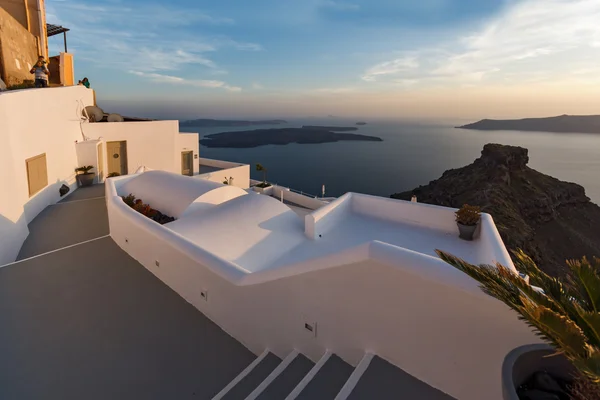 Coucher de soleil incroyable dans la ville d'Imerovigli, île de Santorin, Grèce — Photo