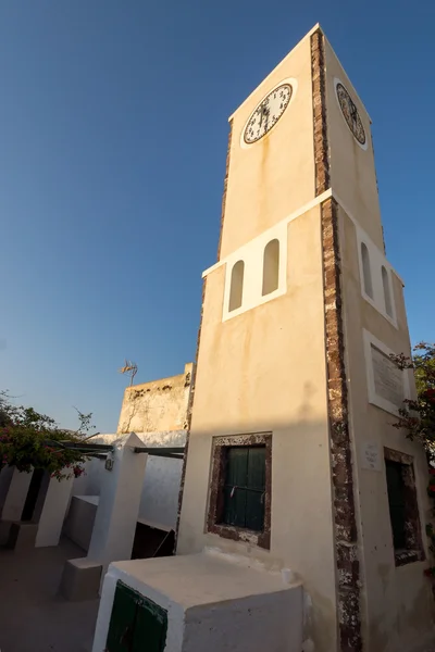 Antigua torre del reloj en la ciudad de Oia, isla de Santorini, Grecia — Foto de Stock