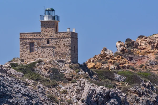 Paesaggio stupefacente del faro del porto dell'isola di Ios, Cicladi, Grecia — Foto Stock