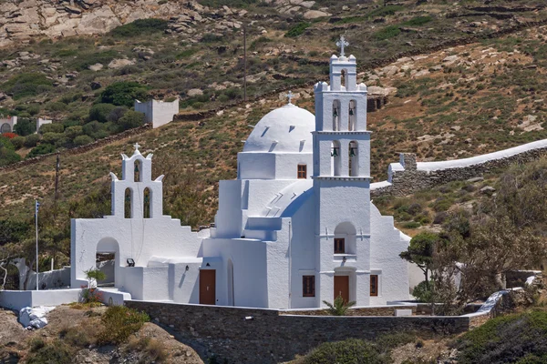 Пейзаж с белыми церквями в городе Иос, Греция — стоковое фото