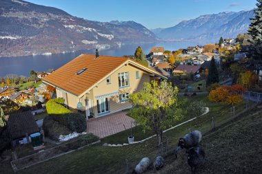 Lake Thun ve tipik İsviçre köy kasaba Interlaken yakınındaki