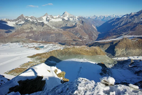 Fantastiska panorama från matterhorn glacier paradise till Zermatt, Alperna — Stockfoto