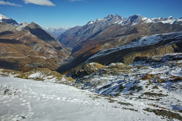 Increíble panorama desde el paraíso glaciar Matterhorn hasta Zermatt, Alpes — Foto de Stock