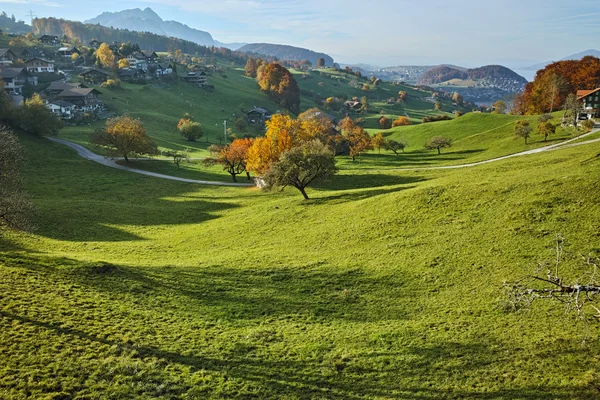 Niesamowity krajobraz jesienny typowa Szwajcaria wieś w pobliżu miasta Interlaken — Zdjęcie stockowe