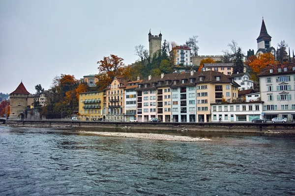 Amüsanter Blick auf die Luzerner Altstadt und die Reuss — Stockfoto