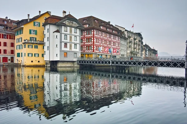 Luzern város és tükrözi a régi város a Reuss-folyó — Stock Fotó