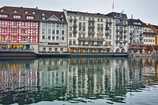 Amazig vista del casco antiguo de Luzern y el río Reuss — Foto de Stock