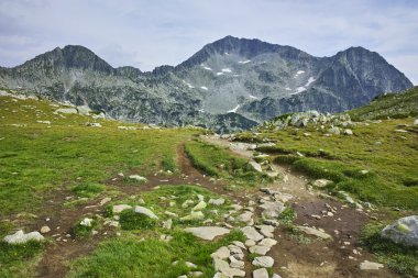 Bulutlar üzerinde Kamenitsa tepe, Pirin Dağı