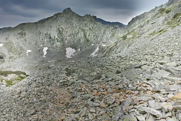 Prachtig uitzicht met rotsachtige pieken, Pirin-gebergte — Stockfoto