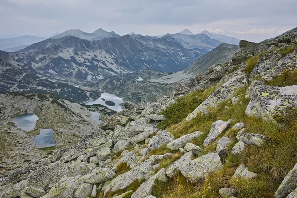 Incredibile vista sui laghi Valyavishki dal Dzhangal Peak, montagna Pirin — Foto Stock