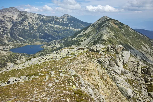 Popovo Lake dan Polezhan Puncak, melihat bentuk Dzhano puncak, Pirin Gunung — Stok Foto