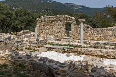 Arkeolojik Aliki, Thassos Island, Yunanistan, antik kilise kalıntıları sütunlarda