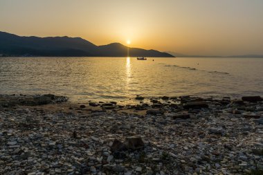 Şaşırtıcı günbatımı Taşöz Sahil kenti, Yunanistan 