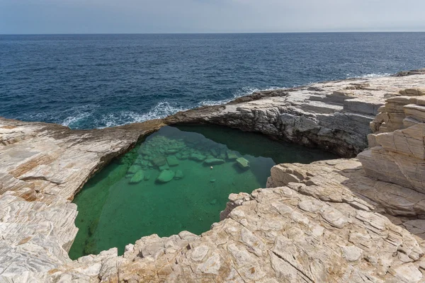 Yeşil suları Giola doğal havuzu Thassos Island, Yunanistan 