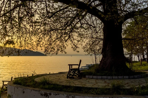 Puesta de sol en el terraplén de la ciudad de Tasos, Grecia — Foto de Stock