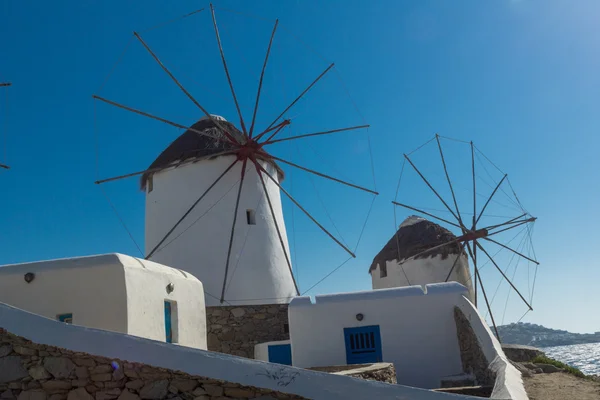 Vue imprenable sur les moulins à vent blancs sur l'île de Mykonos, Grèce — Photo