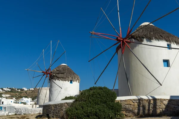Moulin à vent blanc et ciel bleu sur l'île de Mykonos, Grèce — Photo
