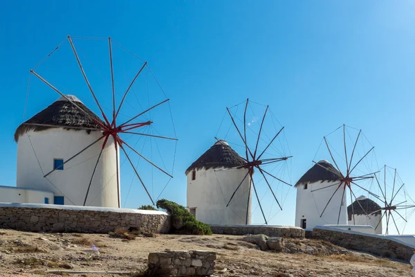 Vue panoramique des moulins à vent blancs et du ciel bleu sur l'île de Mykonos, Grèce — Photo