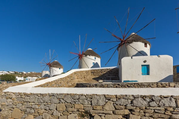 Vue panoramique des moulins à vent blancs sur l'île de Mykonos, Grèce — Photo