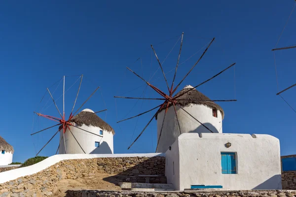 Moulin à vent blanc et mur de pierre sur l'île de Mykonos, Grèce — Photo