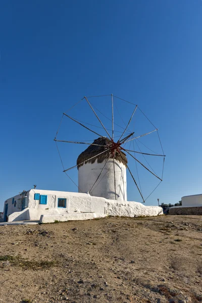 白のミコノス島、ギリシャの島の風車 — ストック写真